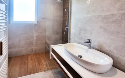 16 Salle de bain avec sanitaire italien Azzurra Ceramica
